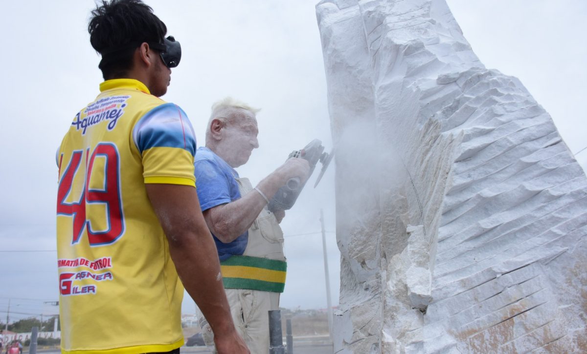 La ULEAM revive el arte escultórico con el Segundo Simposio Internacional con mármol de Carrara.