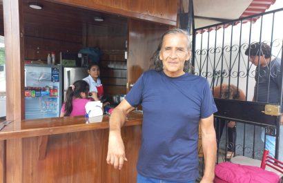 Tito Macías Cevallos en los exteriores de un negocio familiar.