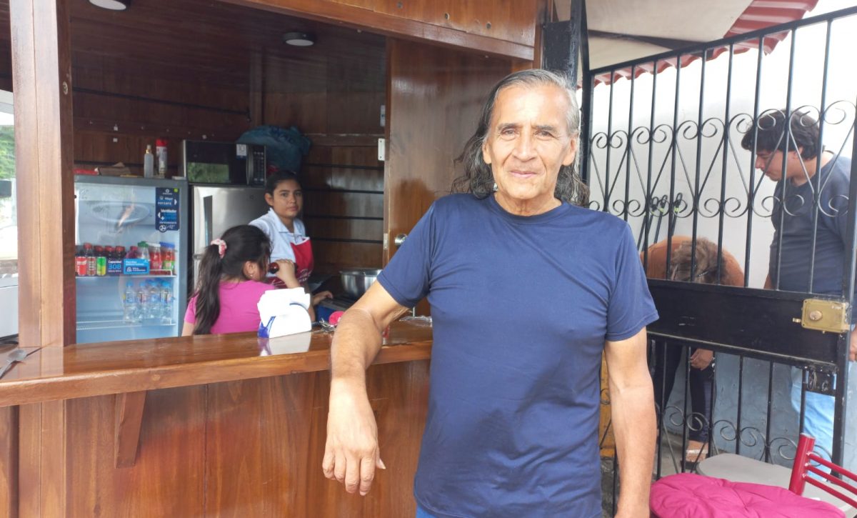 Tito Macías Cevallos en los exteriores de un negocio familiar.