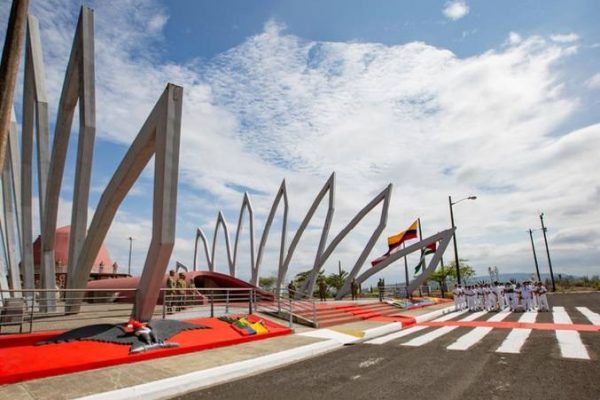 Ciudad Alfaro mantiene su afluencia turística en Montecristi, pero enfrenta deterioro estructural. La Universidad Eloy Alfaro asumirá su restauración.