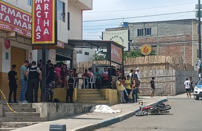 Sicarios en un carro persiguen y matan a motociclista en plena calle de Manta