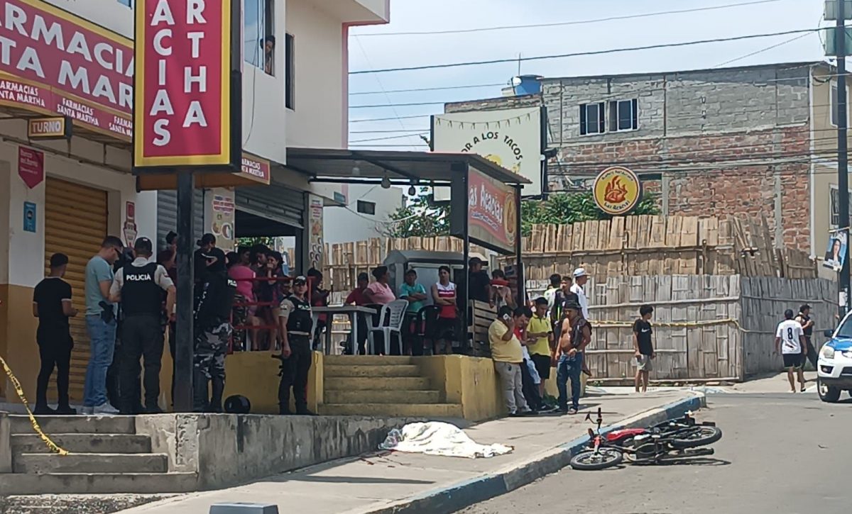 Sicarios en un carro persiguen y matan a motociclista en plena calle de Manta