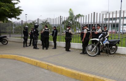 Elementos de la Policía Nacional en los exteriores del Hospital de Especialidades