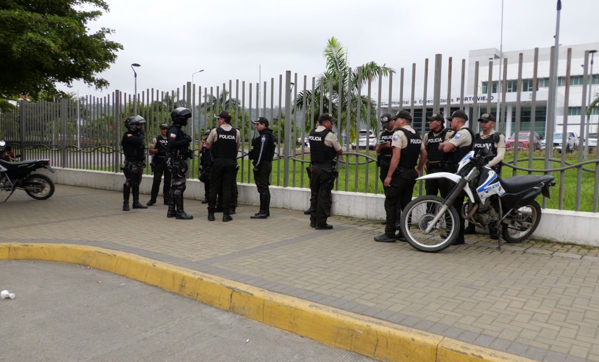 Elementos de la Policía Nacional en los exteriores del Hospital de Especialidades