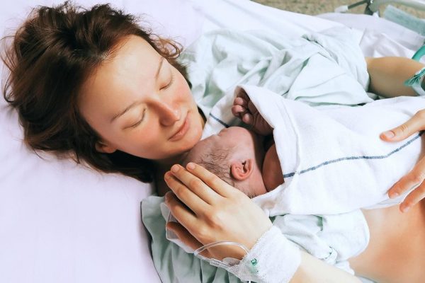 El parto respetado prioriza la salud emocional de la mujer y del bebé.
