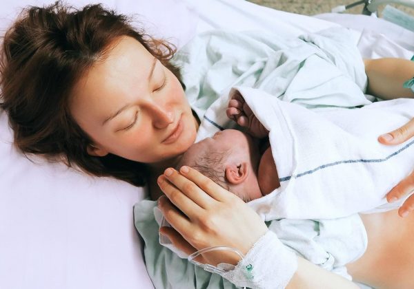 El parto respetado prioriza la salud emocional de la mujer y del bebé.