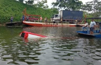 15 pasajeros, el chofer y el oficial de un bus se salvaron de morir luego que el micro se hundiera en la represa Daule-Peripa.