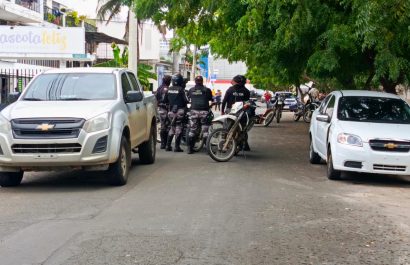 Policías en los alrededores del Mall del Pacífico debido a denuncias de robos bajo la modalidad de sacapintas.