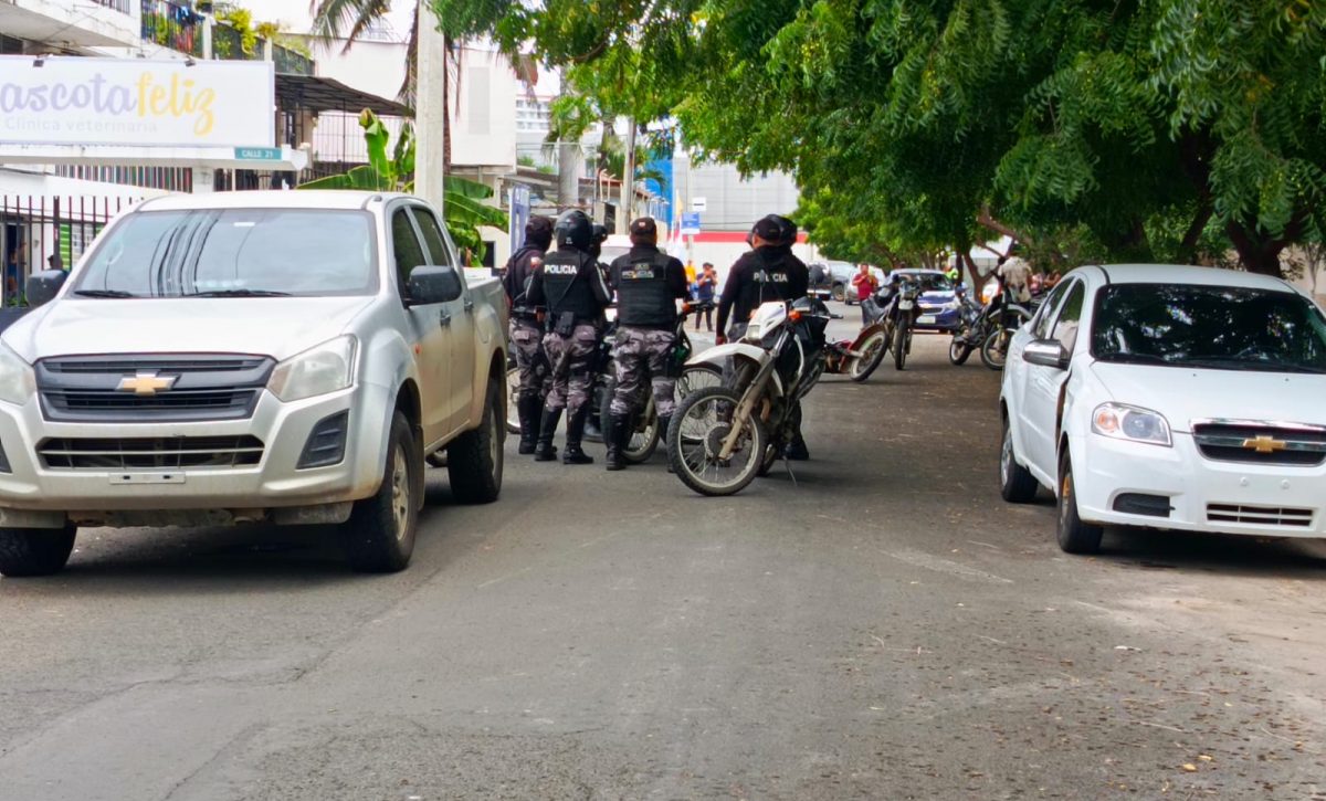 Policías en los alrededores del Mall del Pacífico debido a denuncias de robos bajo la modalidad de sacapintas.