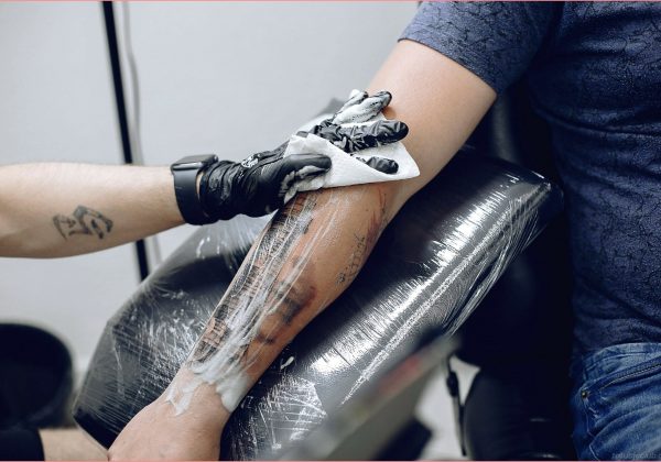 ¿Tatuaje o piercing nuevo? Así puedes ir a la playa sin preocupaciones