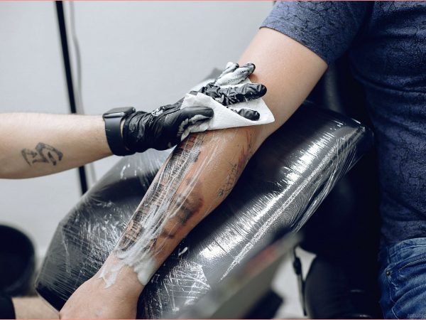¿Tatuaje o piercing nuevo? Así puedes ir a la playa sin preocupaciones