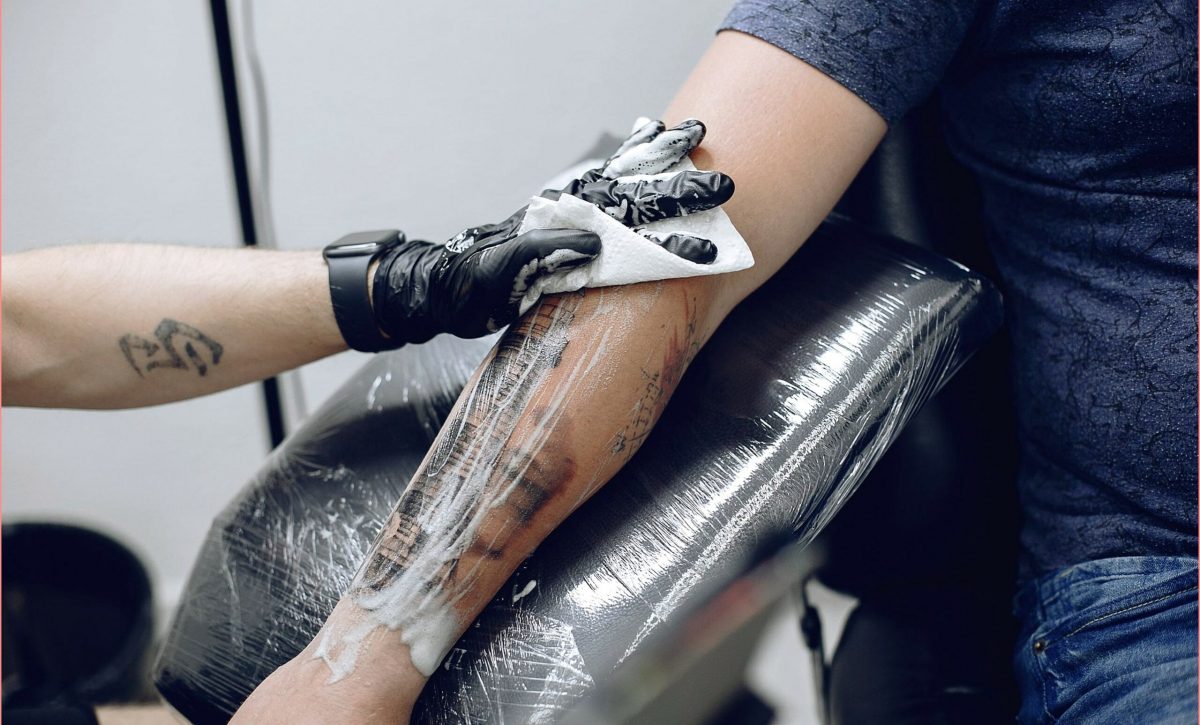 ¿Tatuaje o piercing nuevo? Así puedes ir a la playa sin preocupaciones