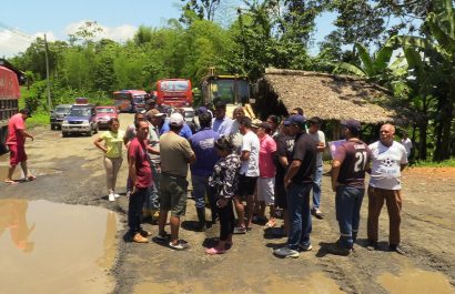 Mientras las lluvias disminuyen en Manabí, los trabajos de recuperación de vías continúan en varios puntos de la provincia.