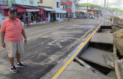 OLEAJE AFECTA AL MALECON DE CRUCITA (1)