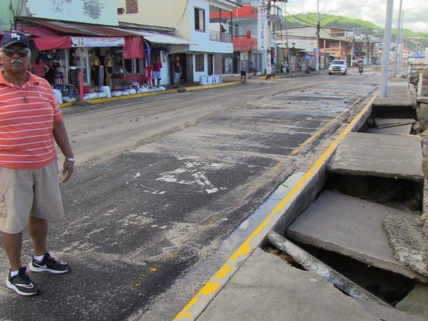 OLEAJE AFECTA AL MALECON DE CRUCITA (1)