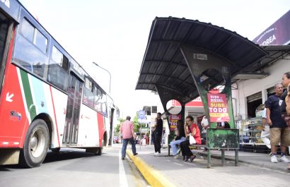 Un parada de autobuses en la ciudad de Portoviejo