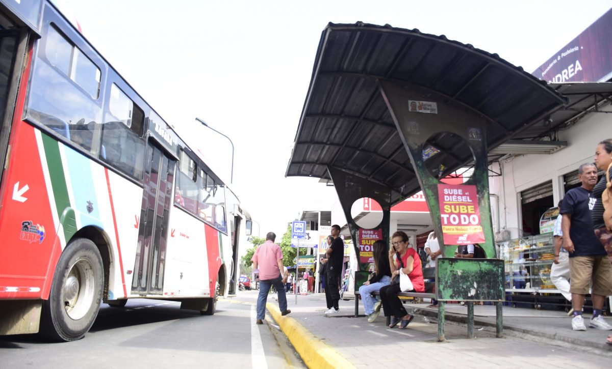 Un parada de autobuses en la ciudad de Portoviejo