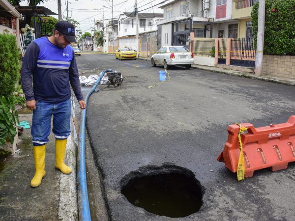 SOCAVONES-AV.-DEL-EJERCITO-Y-CALLE-SANTA-ANA