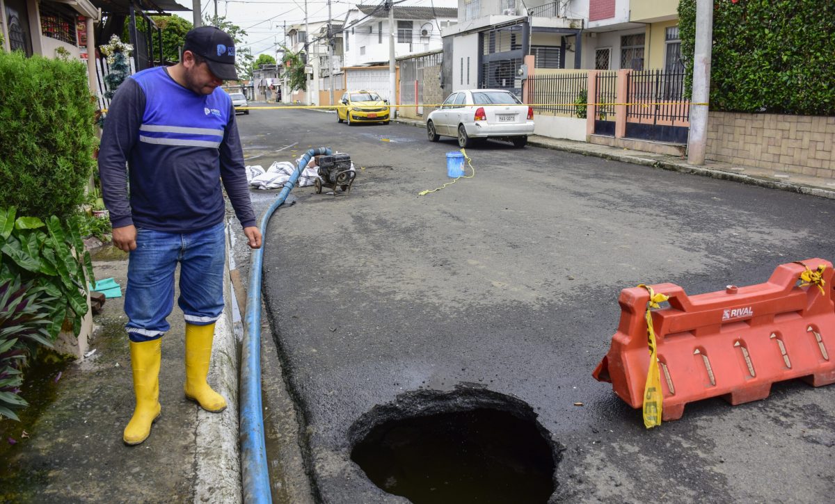 SOCAVONES-AV.-DEL-EJERCITO-Y-CALLE-SANTA-ANA