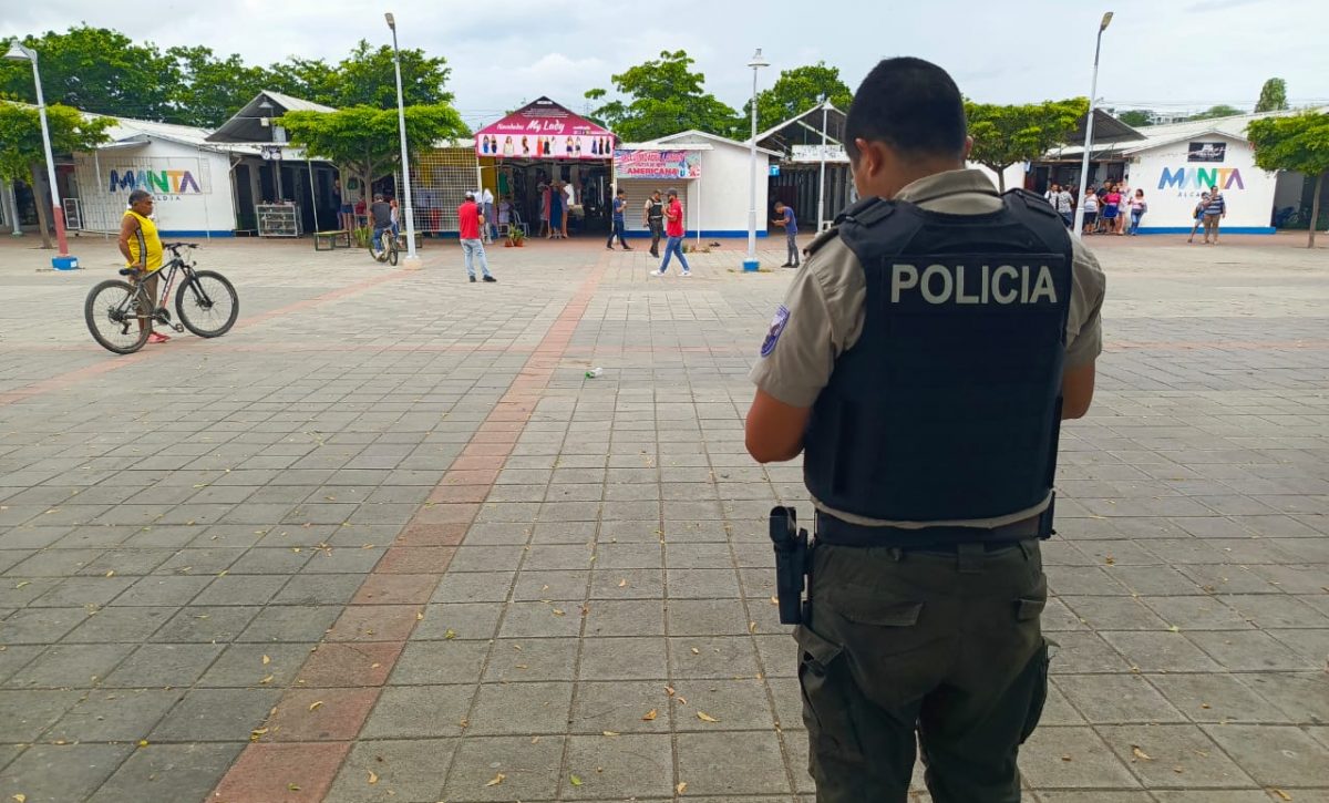 Dos hombres resultaron heridos en un ataque a balas. Uno es víctima colateral, dijo la Policía.