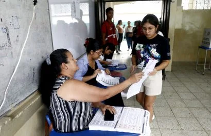 CNE presenta nuevo diseño de papeleta para la consulta popular y referéndum de noviembre