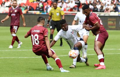 Liga Deportiva Universitaria vs Vinotinto en el estadio Rodrigo Paz Delgado.