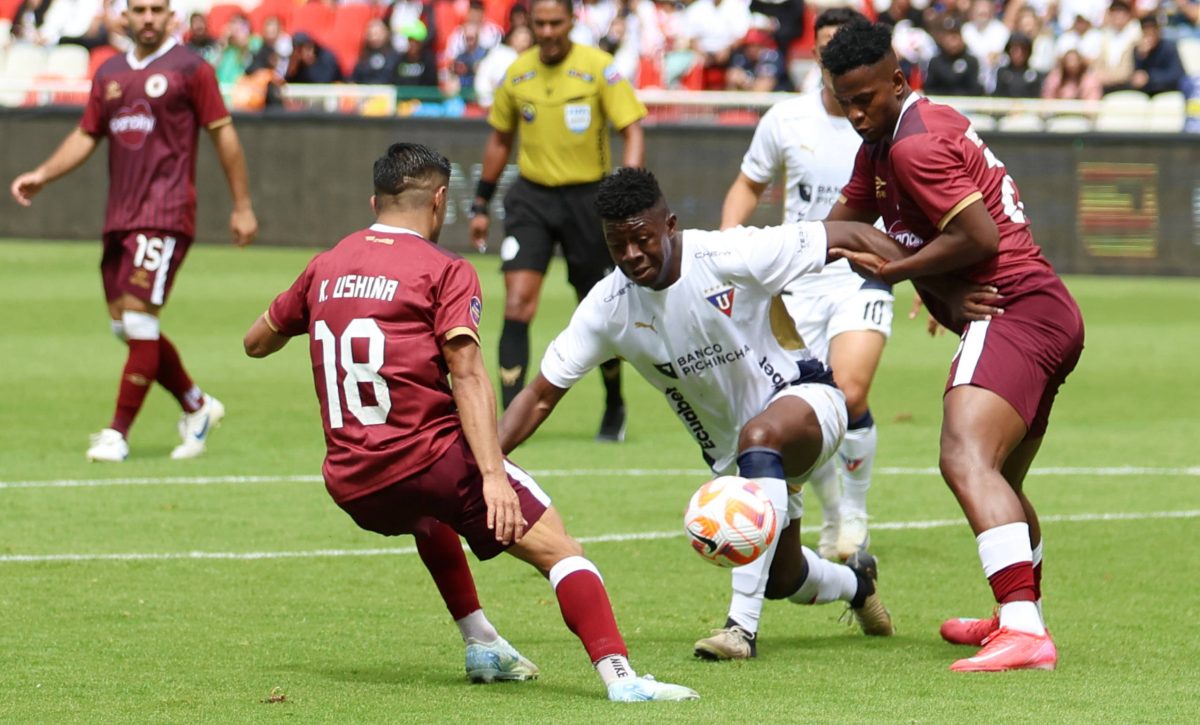 Liga Deportiva Universitaria vs Vinotinto en el estadio Rodrigo Paz Delgado.