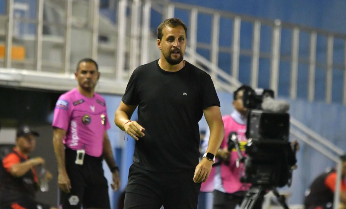El técnico argentino Nicolás Chietino dirigió a Delfín SC en ocho fechas.