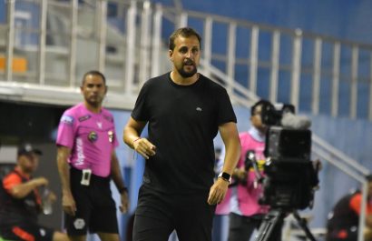 El técnico argentino Nicolás Chietino dirigió a Delfín SC en ocho fechas.