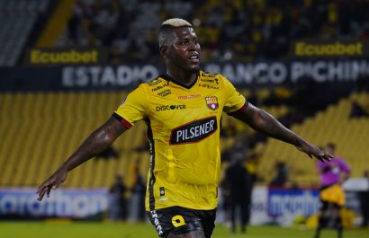 Gabriel el "Loco" Cortez marcó el primer gol de Barcelona, ante Delfín. Se jugó en el estadio Monumental.