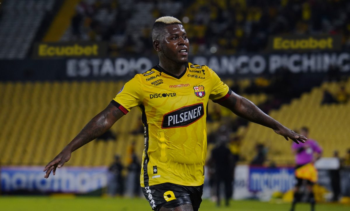 Gabriel el "Loco" Cortez marcó el primer gol de Barcelona, ante Delfín. Se jugó en el estadio Monumental.