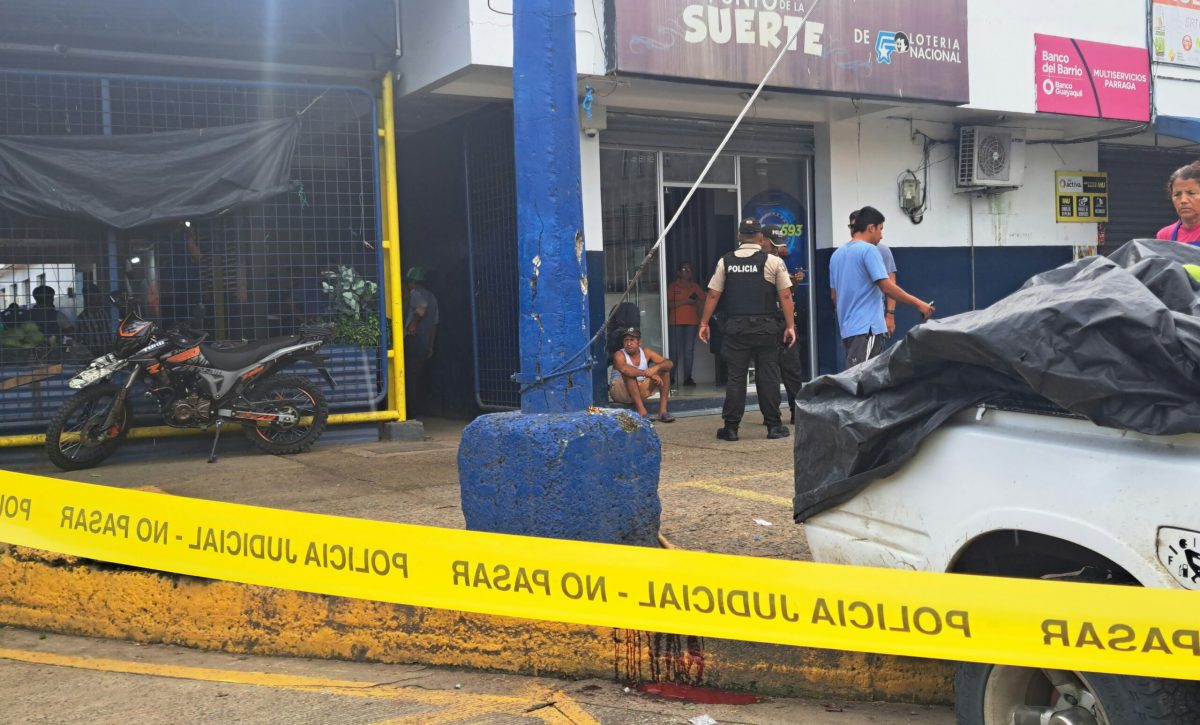 La Policía llegó a investigar el ataque a bola en el mercado mayorista de la parroquia San Pablo de Portoviejo.