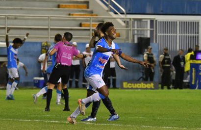 El delantero Daniel Valencia marcó dos goles en la victoria del Manta FC ante Técnico Universitario.