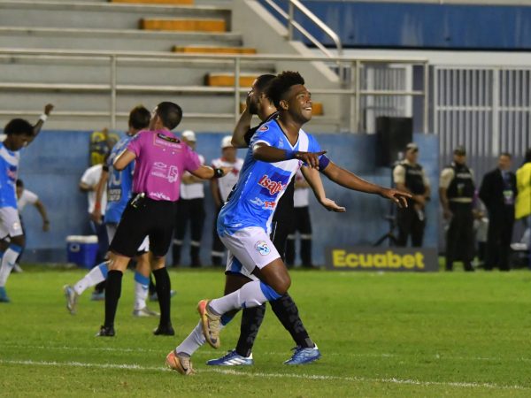 El delantero Daniel Valencia marcó dos goles en la victoria del Manta FC ante Técnico Universitario.