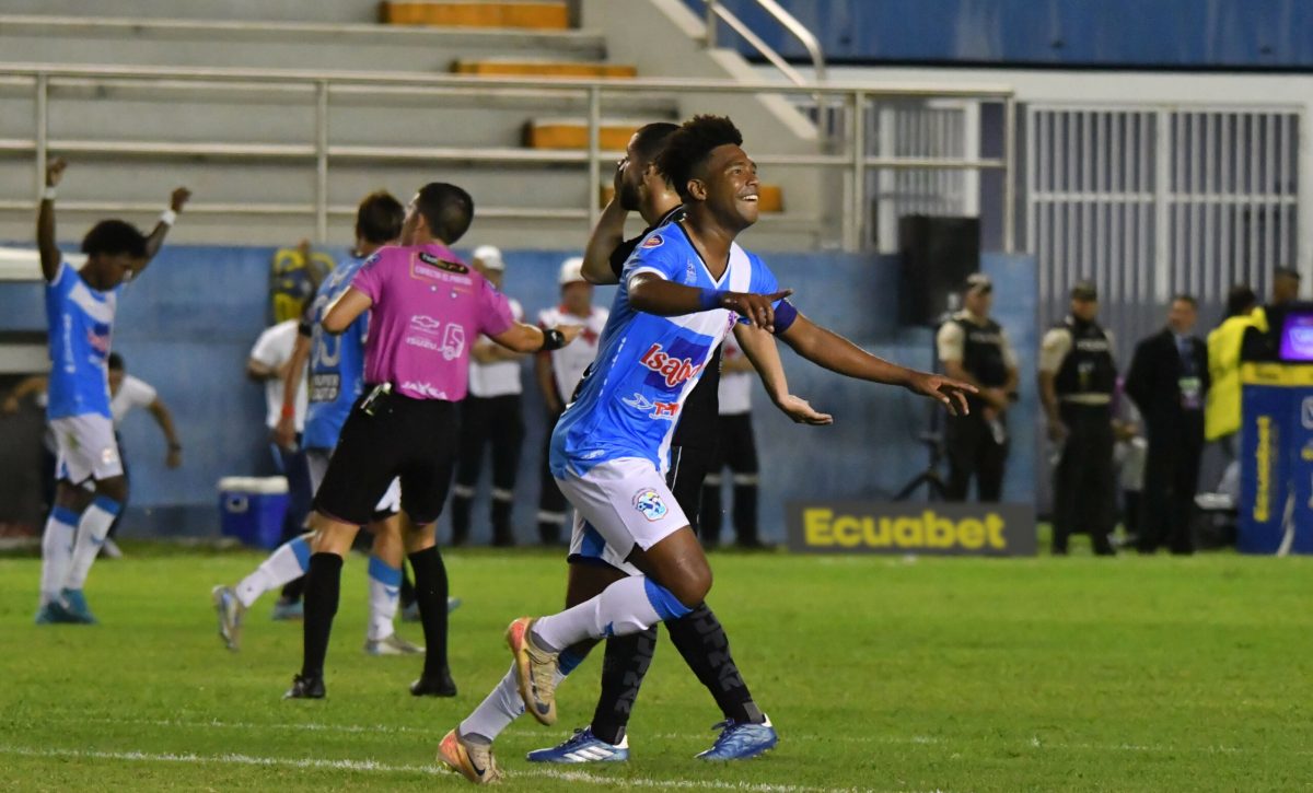 El delantero Daniel Valencia marcó dos goles en la victoria del Manta FC ante Técnico Universitario.
