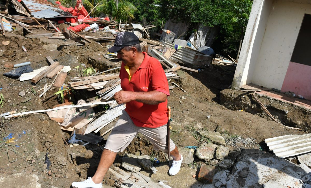 Tosagua - Manabí, 18 de abril de 2025. Un desplazamiento de tierra a causa de una falla geológica ha provocado la destrucción de 11 viviendas y daños en al menos 45 más de la comuna El Verdum del cantón Tosagua. API FOTO / ARIEL OCHOA