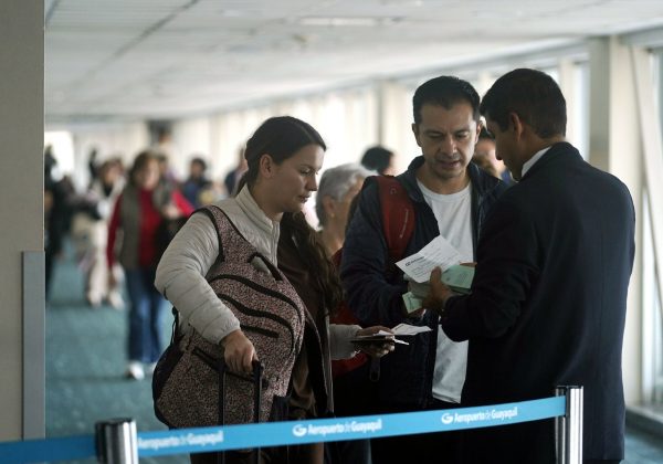 Arribo de pasajeros al Aeropuerto José Joaquín de Olmedo de Guayaquil