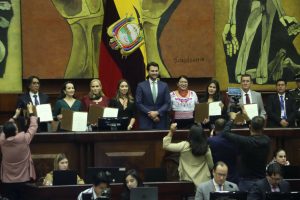 La posesión de los Parlamentarios Andinos por parte del Pleno de la Asamblea, en el Palacio Legislativo.