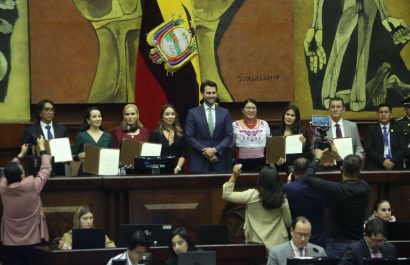 La posesión de los Parlamentarios Andinos por parte del Pleno de la Asamblea, en el Palacio Legislativo.