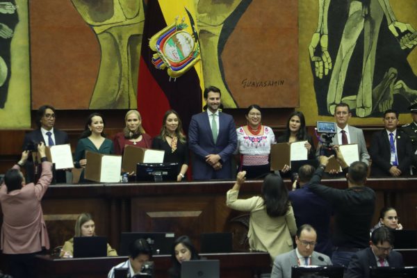 La posesión de los Parlamentarios Andinos por parte del Pleno de la Asamblea, en el Palacio Legislativo.