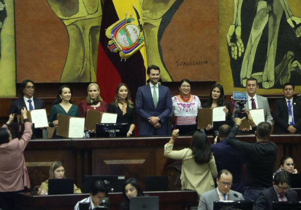 La posesión de los Parlamentarios Andinos por parte del Pleno de la Asamblea, en el Palacio Legislativo.