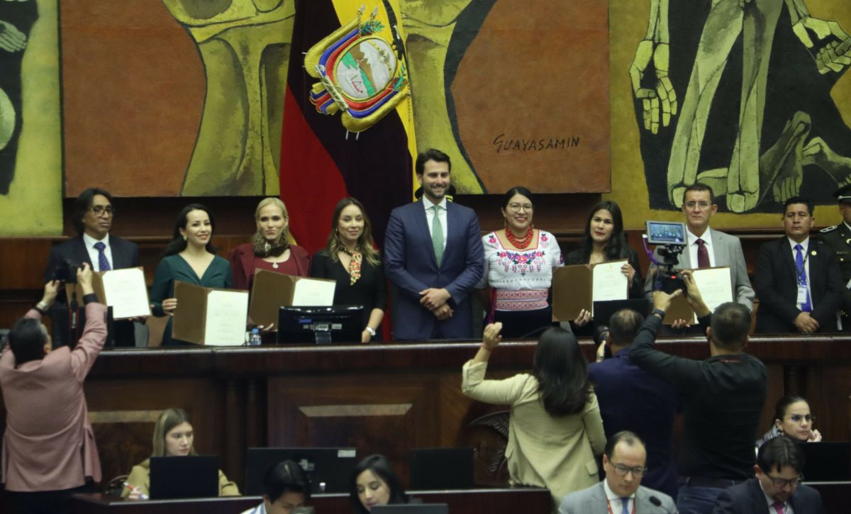 La posesión de los Parlamentarios Andinos por parte del Pleno de la Asamblea, en el Palacio Legislativo.