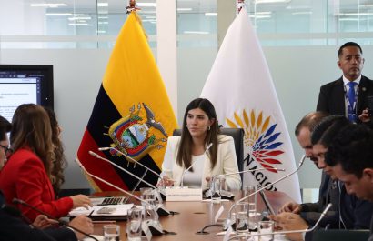 La presidenta de la Comisión, Valentina Centeno, destacó que el proyecto de ley de ecomonías criminales fomenta la unión entre el Estado y la empresa privada para enfrentar a las bandas criminales. E