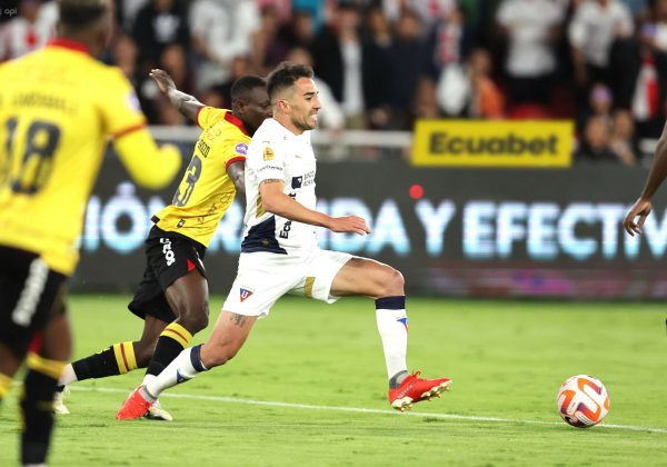 El partido se jugó en el estadio Rodrigo Paz Delgado, donde Liga de Quito venció 3-1 1 Barcelona.