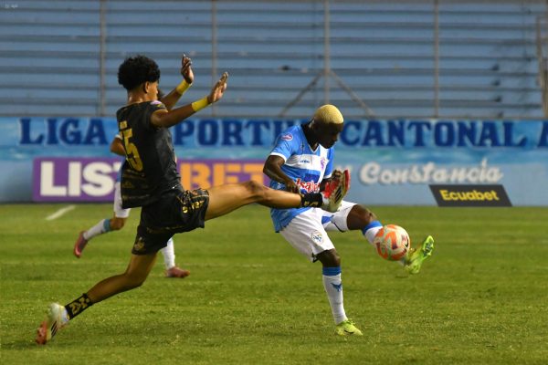 Aucas y Manta igualan 1-1 en un partido marcado por expulsiones y errores defensivos