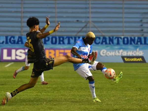 Aucas y Manta igualan 1-1 en un partido marcado por expulsiones y errores defensivos