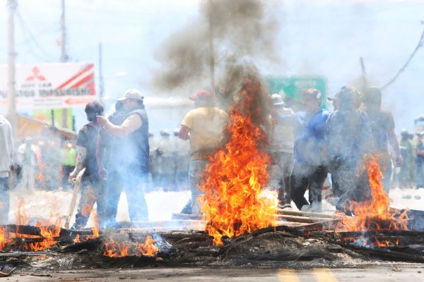 Incidentes entre manifestantes que apoyan al paro convocado por la Conaie. FOTO: API.
