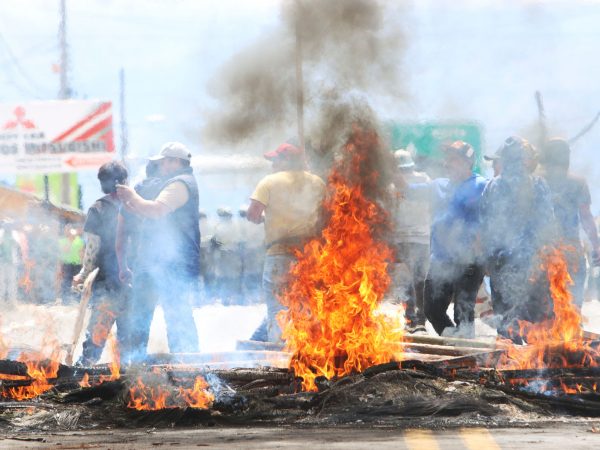 Incidentes entre manifestantes que apoyan al paro convocado por la Conaie. FOTO: API.