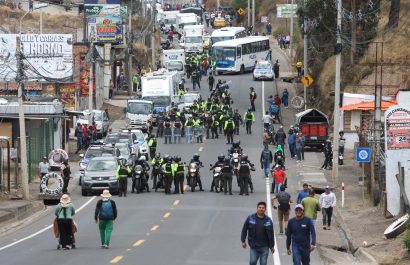 Incidentes entre manifestantes que apoyan al paro convocado por la Conaie que mantenían la vía cerrada. FOTO: API.