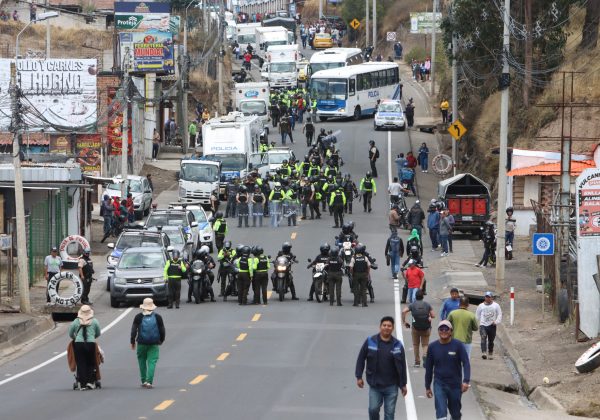 Incidentes entre manifestantes que apoyan al paro convocado por la Conaie que mantenían la vía cerrada. FOTO: API.